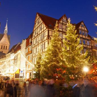 Weihnachtsmarkt-Wunschbrunnen-Marktkirche