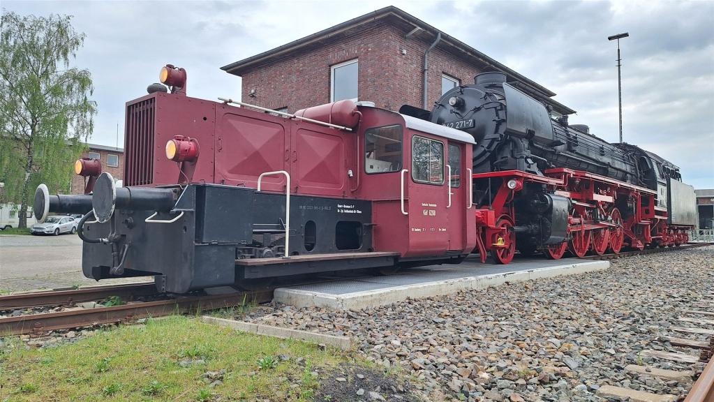 Bild 04_Kleinlok 6268 vor Dampflok_Stefan Lietzau